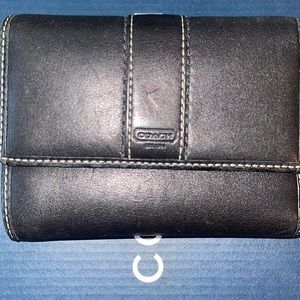 Coach leather Womens bifold wallet in great condition with minor scratches.